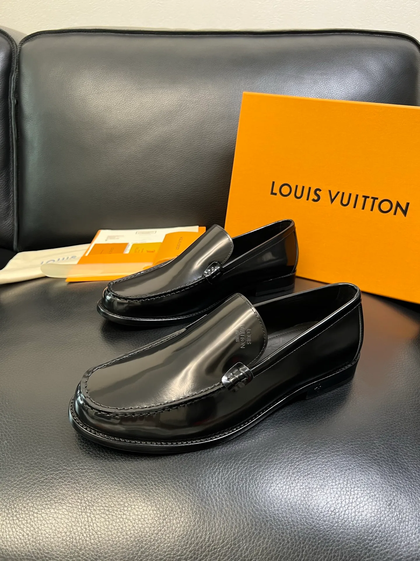 Men's shoes 💰920 Lv high quality top crafts Louis Vuitton leather shoes counter synchronized with original factory configuration, uppers imported from Italy, imported water-dyed cowhide lining, soles: original genuine leather soles specially provided by the original factory, original factory and single goods, welcome to compare, code number 39-44 (customized 38 45 46)